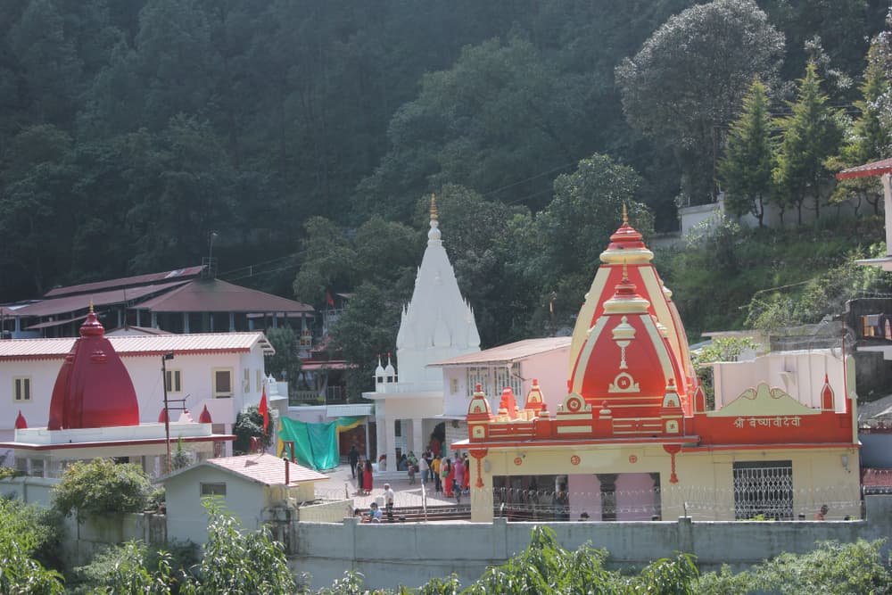 Why are celebrities drawn to spiritual places like Neem Karoli Baba’s ashram?