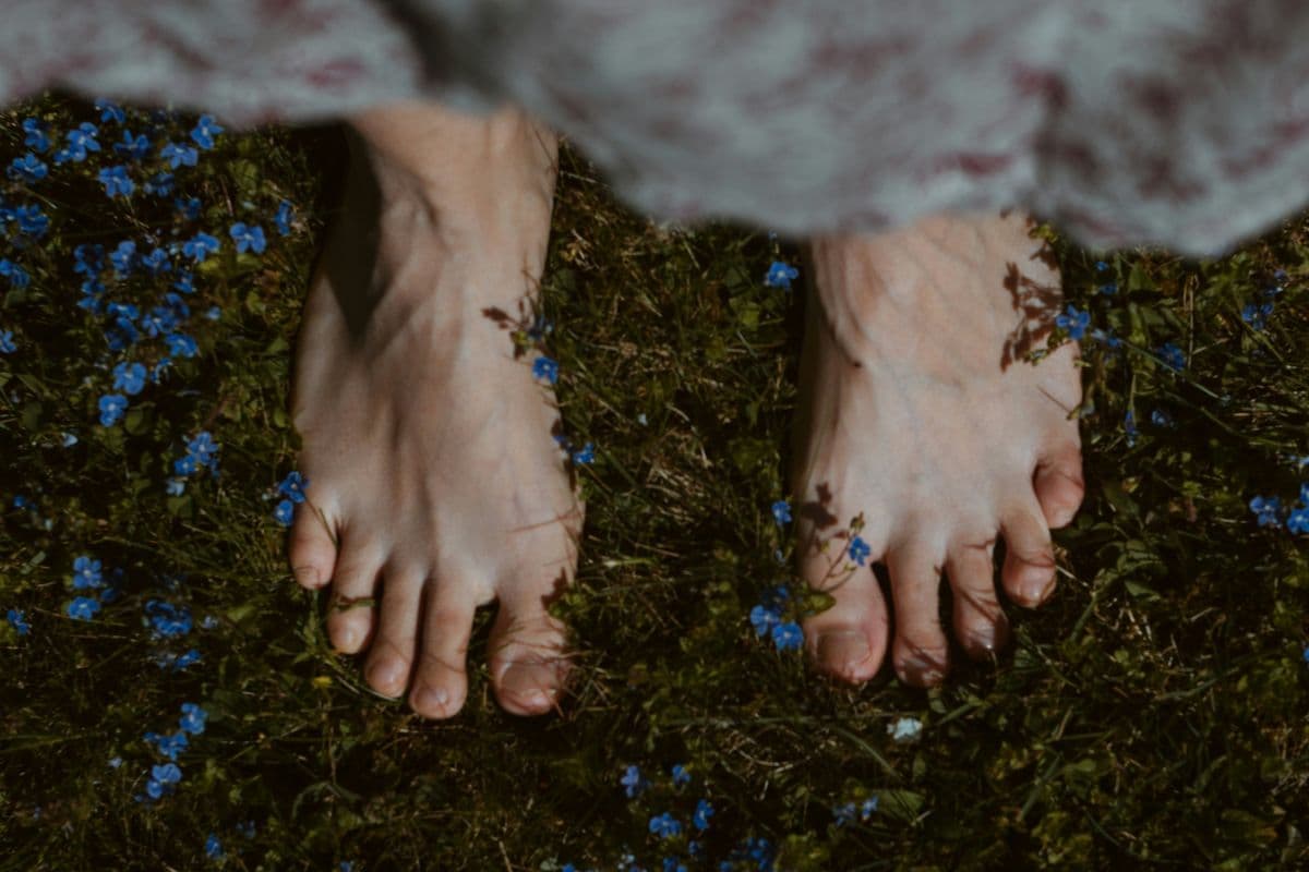 Left foot itching in Astrology: What it says about travel, change, and inner restlessness